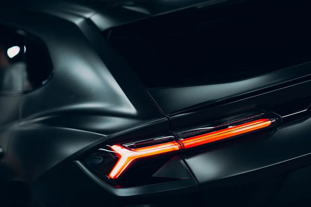 Détail du feu arrière en Y d'un Lamborghini Urus sur une carrosserie sombre