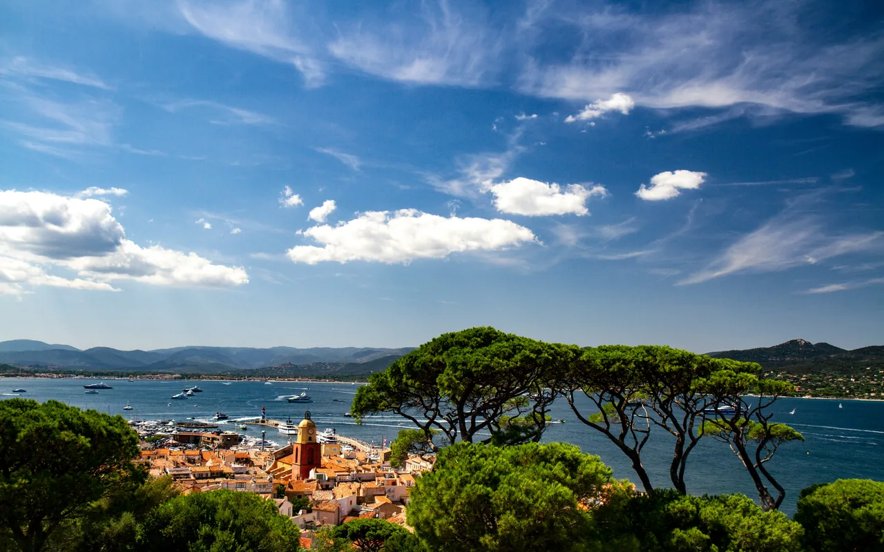 Location de voiture de luxe à Saint-Tropez